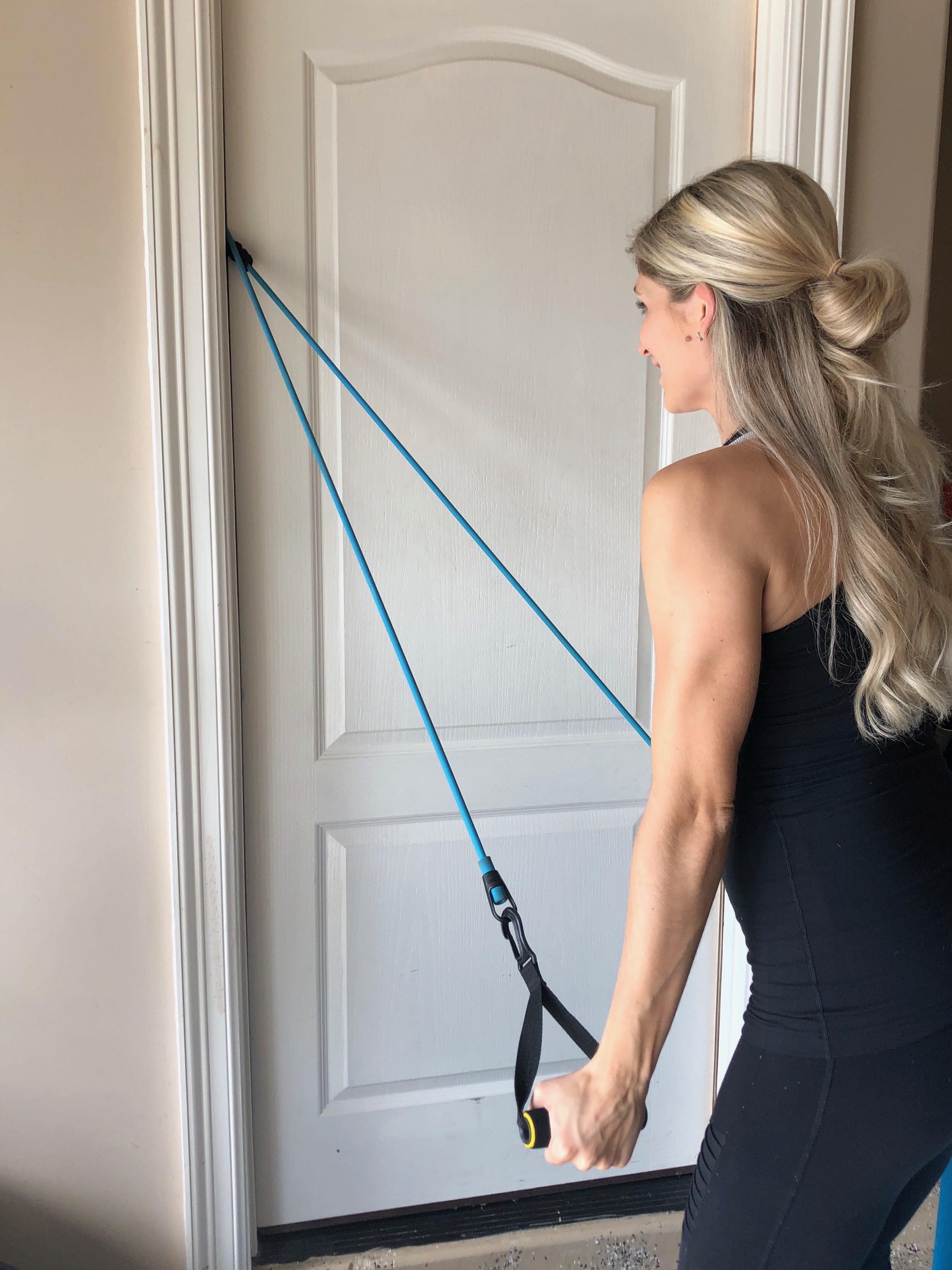 lauren gleisberg doing a resistance band workout at home